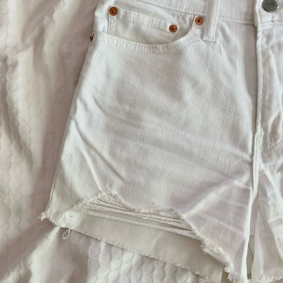 Levi’s white denim shorts, size 28 - Picture 2 of 8